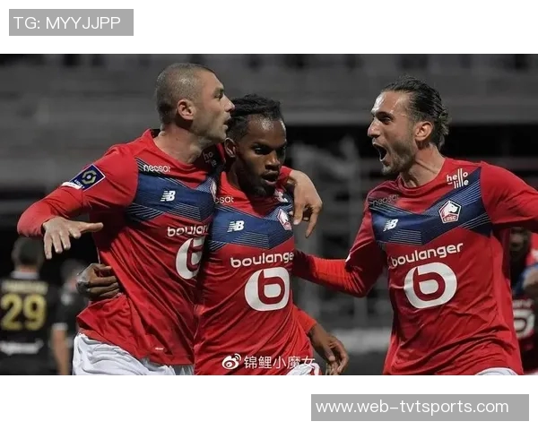 曼联与莱切斯特精彩对决比分揭晓球迷热议赛场表现与战术分析 曼联与莱切斯特精彩对决比分揭晓球迷热议赛场表现与战术分析